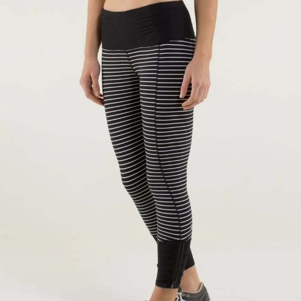 1076 lululemon Runday Crop - Size 4 - Parallel Stripe Black/White - Picture 4 of 14